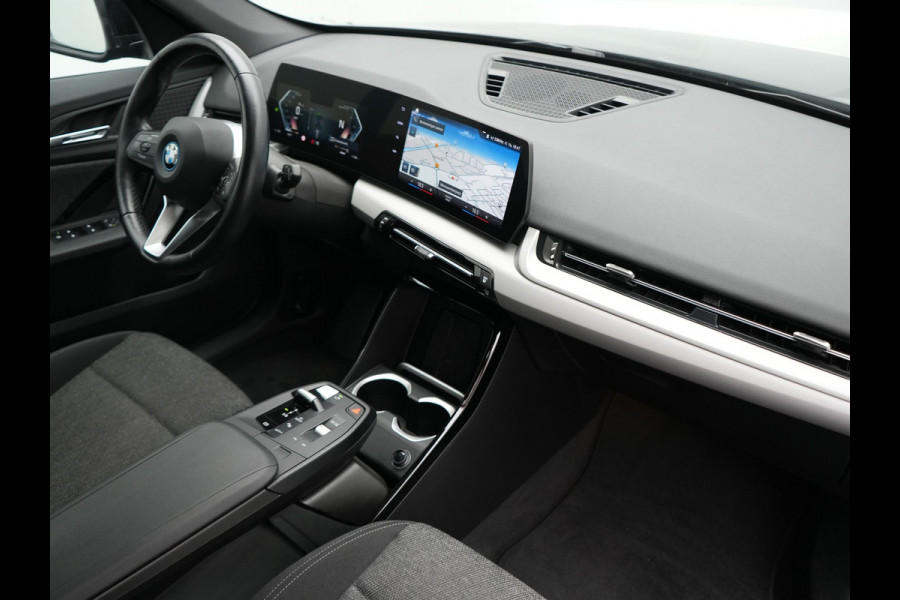 BMW iX1 xDrive30 67 kWh 313pk Dealer O.H. | Trekhaak Af Fabriek | Camera | Adaptief M Onderstel | Voorstoelen Verwarmd | Blis | Keyless | Apple Carplay | Adaptive LED | Sfeerverlichting | Widescreen Navi | DAB |