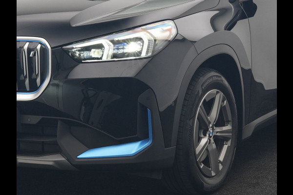 BMW iX1 xDrive30 67 kWh 313pk Dealer O.H. | Trekhaak Af Fabriek | Camera | Adaptief M Onderstel | Voorstoelen Verwarmd | Blis | Keyless | Apple Carplay | Adaptive LED | Sfeerverlichting | Widescreen Navi | DAB |