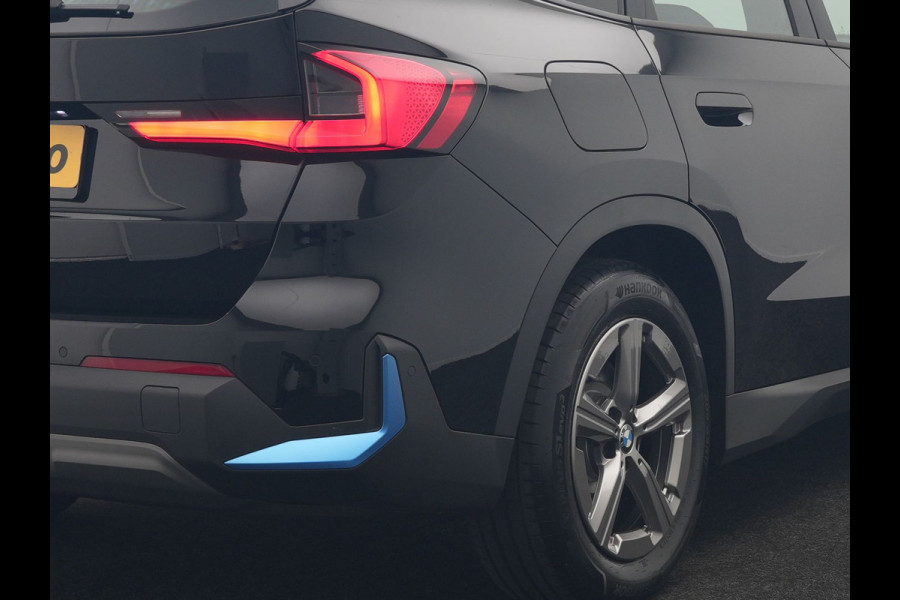 BMW iX1 xDrive30 67 kWh 313pk Dealer O.H. | Trekhaak Af Fabriek | Camera | Adaptief M Onderstel | Voorstoelen Verwarmd | Blis | Keyless | Apple Carplay | Adaptive LED | Sfeerverlichting | Widescreen Navi | DAB |