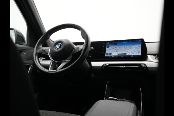 BMW iX1 xDrive30 67 kWh 313pk Dealer O.H. | Trekhaak Af Fabriek | Camera | Adaptief M Onderstel | Voorstoelen Verwarmd | Blis | Keyless | Apple Carplay | Adaptive LED | Sfeerverlichting | Widescreen Navi | DAB |
