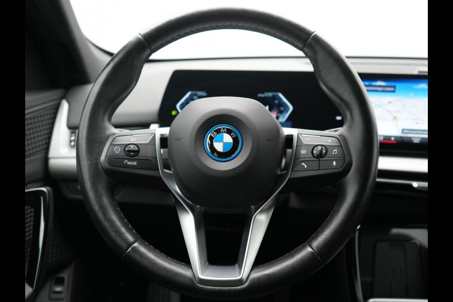 BMW iX1 xDrive30 67 kWh 313pk Dealer O.H. | Trekhaak Af Fabriek | Camera | Adaptief M Onderstel | Voorstoelen Verwarmd | Blis | Keyless | Apple Carplay | Adaptive LED | Sfeerverlichting | Widescreen Navi | DAB |
