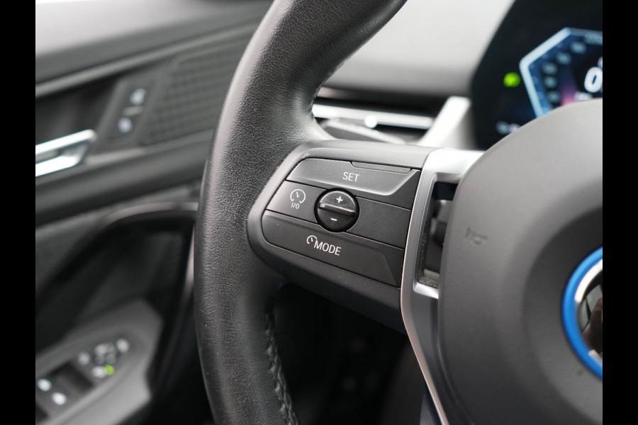 BMW iX1 xDrive30 67 kWh 313pk Dealer O.H. | Trekhaak Af Fabriek | Camera | Adaptief M Onderstel | Voorstoelen Verwarmd | Blis | Keyless | Apple Carplay | Adaptive LED | Sfeerverlichting | Widescreen Navi | DAB |