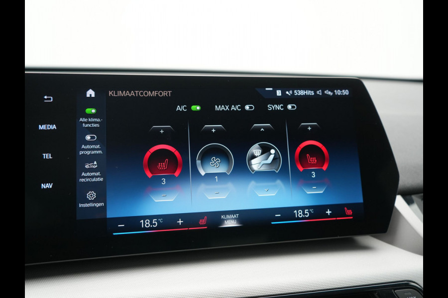 BMW iX1 xDrive30 67 kWh 313pk Dealer O.H. | Trekhaak Af Fabriek | Camera | Adaptief M Onderstel | Voorstoelen Verwarmd | Blis | Keyless | Apple Carplay | Adaptive LED | Sfeerverlichting | Widescreen Navi | DAB |