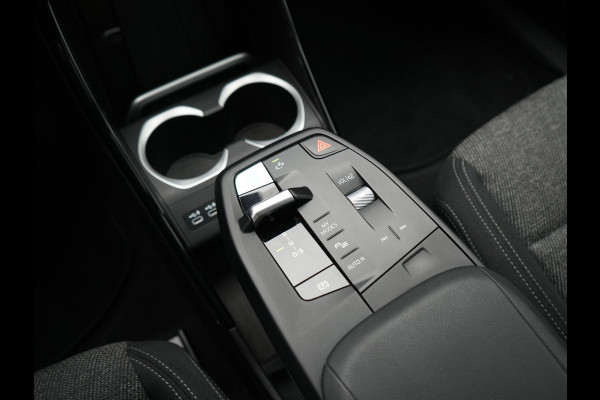 BMW iX1 xDrive30 67 kWh 313pk Dealer O.H. | Trekhaak Af Fabriek | Camera | Adaptief M Onderstel | Voorstoelen Verwarmd | Blis | Keyless | Apple Carplay | Adaptive LED | Sfeerverlichting | Widescreen Navi | DAB |