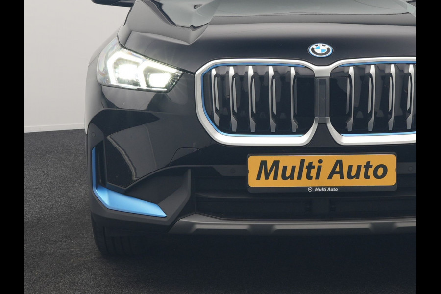 BMW iX1 xDrive30 67 kWh 313pk Dealer O.H. | Trekhaak Af Fabriek | Camera | Adaptief M Onderstel | Voorstoelen Verwarmd | Blis | Keyless | Apple Carplay | Adaptive LED | Sfeerverlichting | Widescreen Navi | DAB |