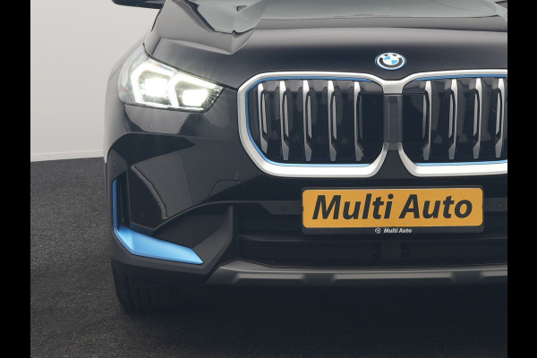 BMW iX1 xDrive30 67 kWh 313pk Dealer O.H. | Trekhaak Af Fabriek | Camera | Adaptief M Onderstel | Voorstoelen Verwarmd | Blis | Keyless | Apple Carplay | Adaptive LED | Sfeerverlichting | Widescreen Navi | DAB |