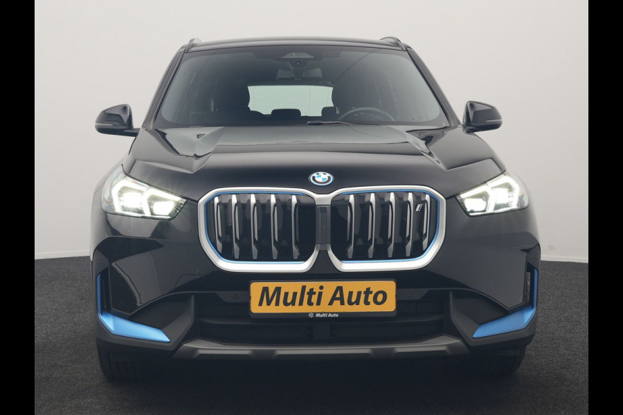 BMW iX1 xDrive30 67 kWh 313pk Dealer O.H. | Trekhaak Af Fabriek | Camera | Adaptief M Onderstel | Voorstoelen Verwarmd | Blis | Keyless | Apple Carplay | Adaptive LED | Sfeerverlichting | Widescreen Navi | DAB |