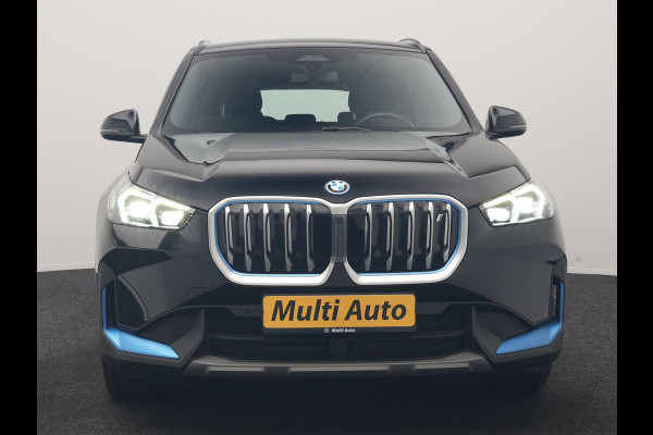 BMW iX1 xDrive30 67 kWh 313pk Dealer O.H. | Trekhaak Af Fabriek | Camera | Adaptief M Onderstel | Voorstoelen Verwarmd | Blis | Keyless | Apple Carplay | Adaptive LED | Sfeerverlichting | Widescreen Navi | DAB |