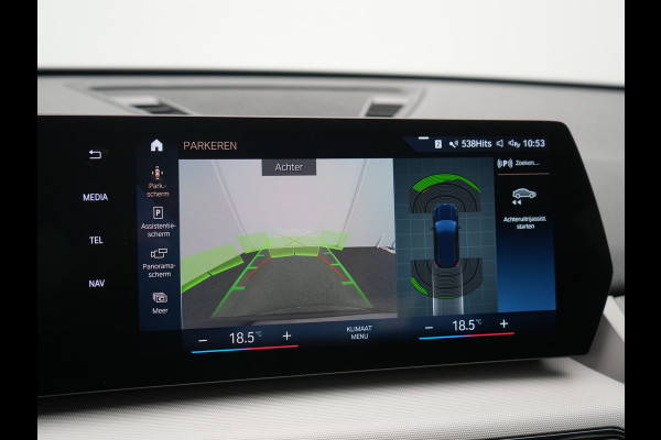 BMW iX1 xDrive30 67 kWh 313pk Dealer O.H. | Trekhaak Af Fabriek | Camera | Adaptief M Onderstel | Voorstoelen Verwarmd | Blis | Keyless | Apple Carplay | Adaptive LED | Sfeerverlichting | Widescreen Navi | DAB |