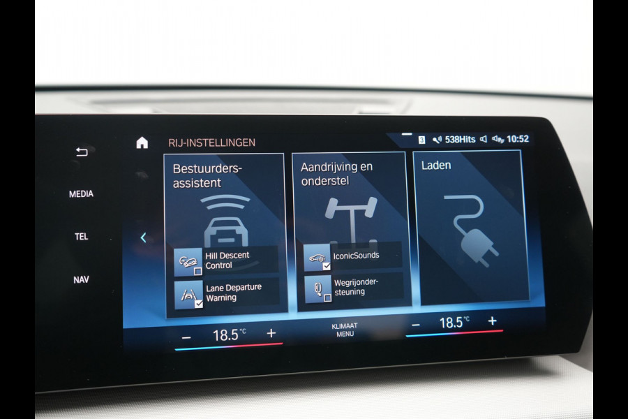 BMW iX1 xDrive30 67 kWh 313pk Dealer O.H. | Trekhaak Af Fabriek | Camera | Adaptief M Onderstel | Voorstoelen Verwarmd | Blis | Keyless | Apple Carplay | Adaptive LED | Sfeerverlichting | Widescreen Navi | DAB |