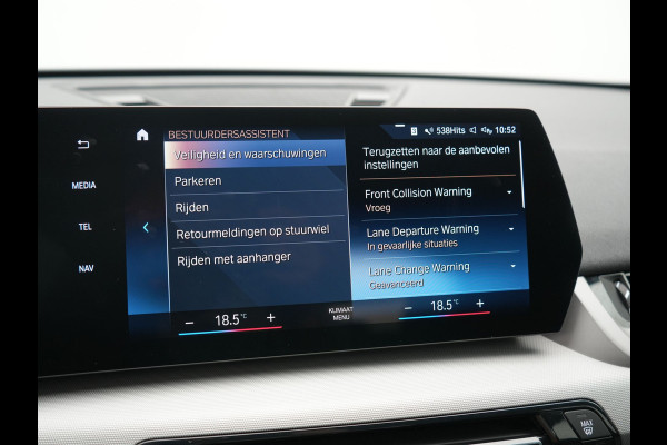 BMW iX1 xDrive30 67 kWh 313pk Dealer O.H. | Trekhaak Af Fabriek | Camera | Adaptief M Onderstel | Voorstoelen Verwarmd | Blis | Keyless | Apple Carplay | Adaptive LED | Sfeerverlichting | Widescreen Navi | DAB |