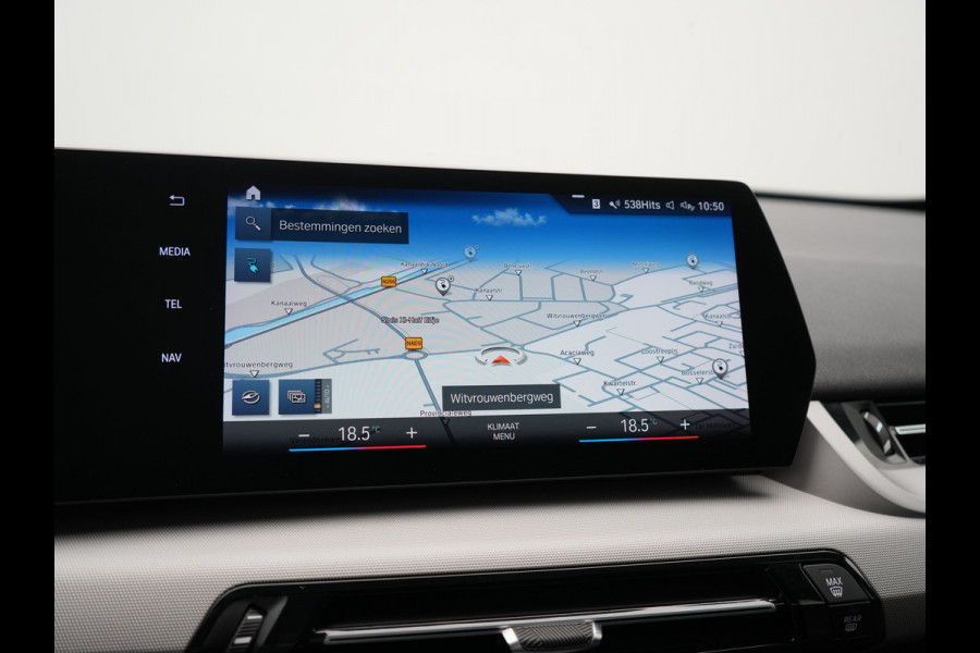 BMW iX1 xDrive30 67 kWh 313pk Dealer O.H. | Trekhaak Af Fabriek | Camera | Adaptief M Onderstel | Voorstoelen Verwarmd | Blis | Keyless | Apple Carplay | Adaptive LED | Sfeerverlichting | Widescreen Navi | DAB |