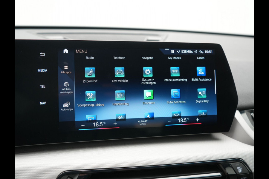 BMW iX1 xDrive30 67 kWh 313pk Dealer O.H. | Trekhaak Af Fabriek | Camera | Adaptief M Onderstel | Voorstoelen Verwarmd | Blis | Keyless | Apple Carplay | Adaptive LED | Sfeerverlichting | Widescreen Navi | DAB |