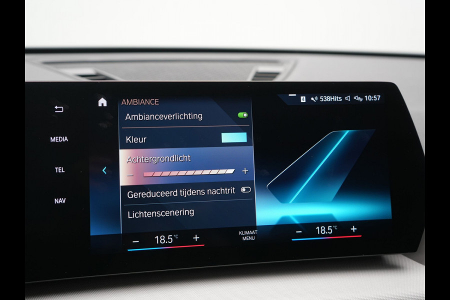 BMW iX1 xDrive30 67 kWh 313pk Dealer O.H. | Trekhaak Af Fabriek | Camera | Adaptief M Onderstel | Voorstoelen Verwarmd | Blis | Keyless | Apple Carplay | Adaptive LED | Sfeerverlichting | Widescreen Navi | DAB |