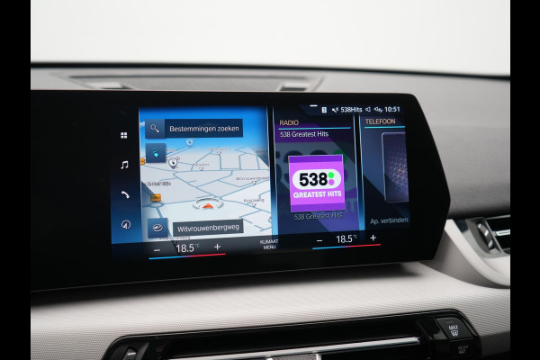 BMW iX1 xDrive30 67 kWh 313pk Dealer O.H. | Trekhaak Af Fabriek | Camera | Adaptief M Onderstel | Voorstoelen Verwarmd | Blis | Keyless | Apple Carplay | Adaptive LED | Sfeerverlichting | Widescreen Navi | DAB |