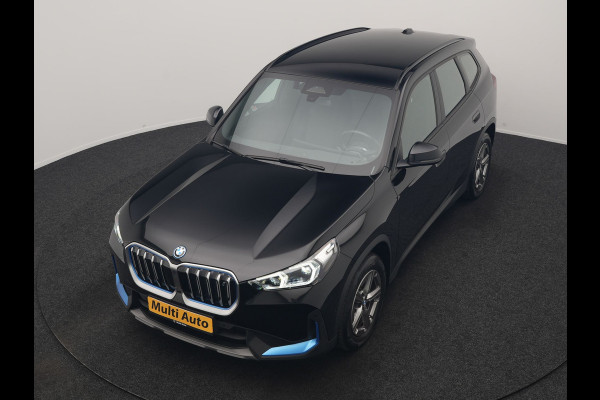 BMW iX1 xDrive30 67 kWh 313pk Dealer O.H. | Trekhaak Af Fabriek | Camera | Adaptief M Onderstel | Voorstoelen Verwarmd | Blis | Keyless | Apple Carplay | Adaptive LED | Sfeerverlichting | Widescreen Navi | DAB |