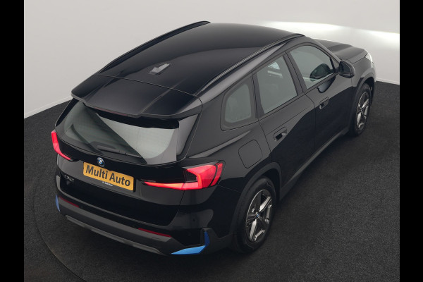 BMW iX1 xDrive30 67 kWh 313pk Dealer O.H. | Trekhaak Af Fabriek | Camera | Adaptief M Onderstel | Voorstoelen Verwarmd | Blis | Keyless | Apple Carplay | Adaptive LED | Sfeerverlichting | Widescreen Navi | DAB |