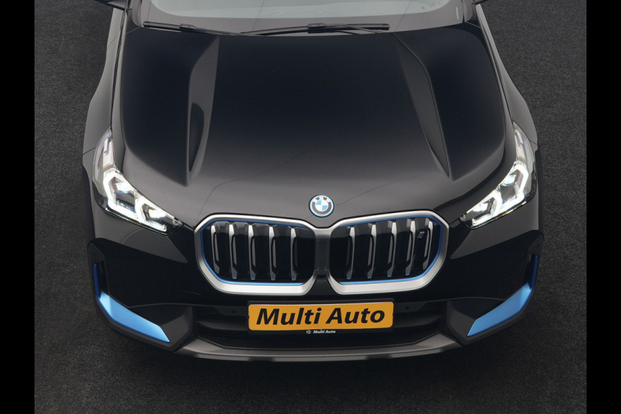 BMW iX1 xDrive30 67 kWh 313pk Dealer O.H. | Trekhaak Af Fabriek | Camera | Adaptief M Onderstel | Voorstoelen Verwarmd | Blis | Keyless | Apple Carplay | Adaptive LED | Sfeerverlichting | Widescreen Navi | DAB |
