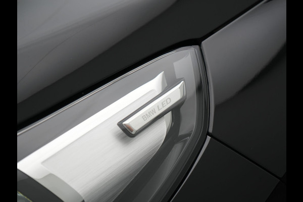 BMW iX1 xDrive30 67 kWh 313pk Dealer O.H. | Trekhaak Af Fabriek | Camera | Adaptief M Onderstel | Voorstoelen Verwarmd | Blis | Keyless | Apple Carplay | Adaptive LED | Sfeerverlichting | Widescreen Navi | DAB |
