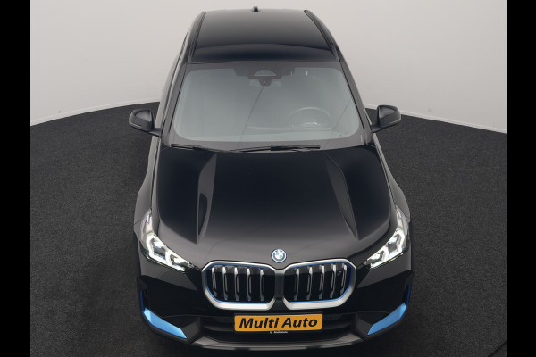 BMW iX1 xDrive30 67 kWh 313pk Dealer O.H. | Trekhaak Af Fabriek | Camera | Adaptief M Onderstel | Voorstoelen Verwarmd | Blis | Keyless | Apple Carplay | Adaptive LED | Sfeerverlichting | Widescreen Navi | DAB |