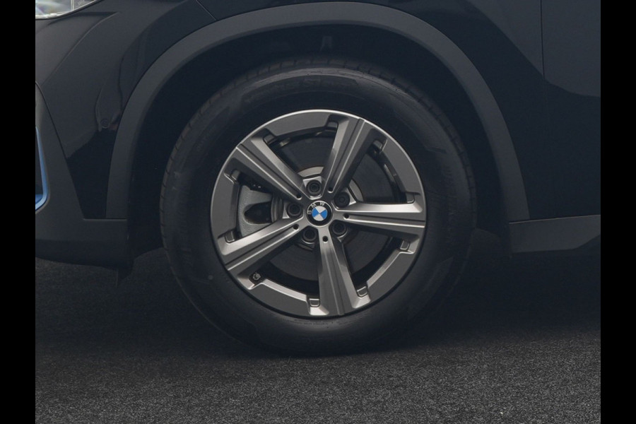 BMW iX1 xDrive30 67 kWh 313pk Dealer O.H. | Trekhaak Af Fabriek | Camera | Adaptief M Onderstel | Voorstoelen Verwarmd | Blis | Keyless | Apple Carplay | Adaptive LED | Sfeerverlichting | Widescreen Navi | DAB |