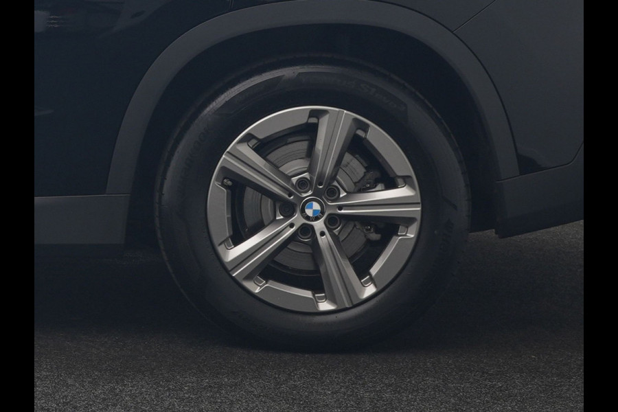 BMW iX1 xDrive30 67 kWh 313pk Dealer O.H. | Trekhaak Af Fabriek | Camera | Adaptief M Onderstel | Voorstoelen Verwarmd | Blis | Keyless | Apple Carplay | Adaptive LED | Sfeerverlichting | Widescreen Navi | DAB |