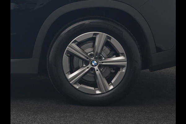 BMW iX1 xDrive30 67 kWh 313pk Dealer O.H. | Trekhaak Af Fabriek | Camera | Adaptief M Onderstel | Voorstoelen Verwarmd | Blis | Keyless | Apple Carplay | Adaptive LED | Sfeerverlichting | Widescreen Navi | DAB |