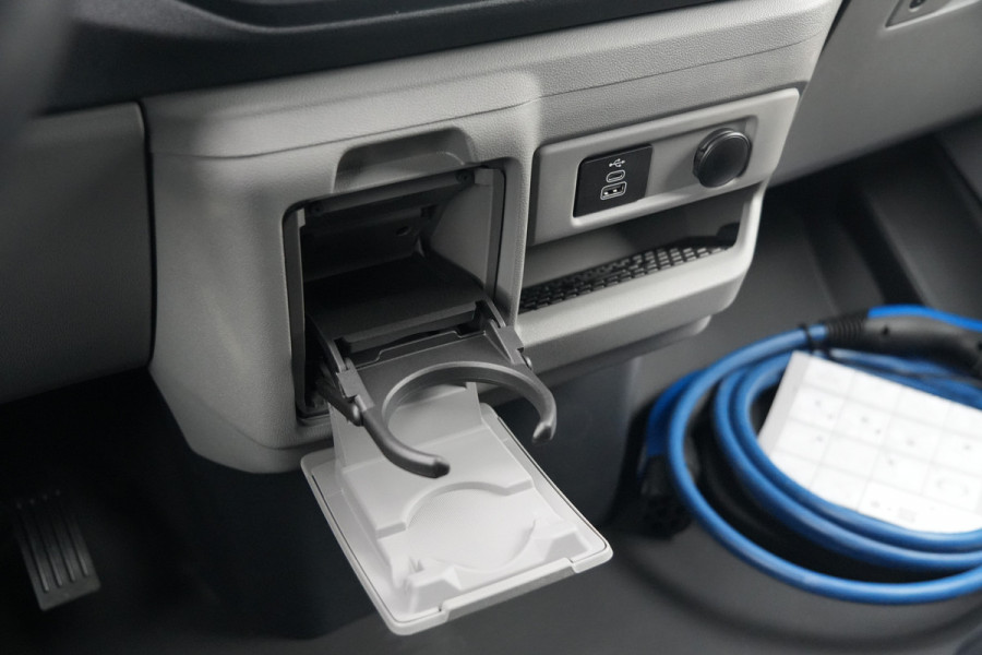 Ford E-Transit Custom 340 L2H1 Sport 71 kWh 218pk - 2x Schuif - ACC - B&O - Navi - Stoel/Stuurverwarming - 360 Camera - Trekhaak - Rijklaar