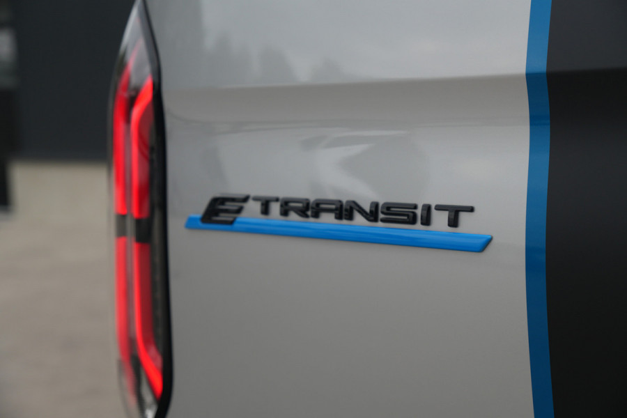 Ford E-Transit Custom 340 L2H1 Sport 71 kWh 218pk - 2x Schuif - ACC - B&O - Navi - Stoel/Stuurverwarming - 360 Camera - Trekhaak - Rijklaar
