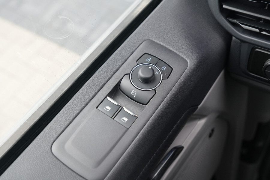 Ford E-Transit Custom 340 L2H1 Sport 71 kWh 218pk - 2x Schuif - ACC - B&O - Navi - Stoel/Stuurverwarming - 360 Camera - Trekhaak - Rijklaar