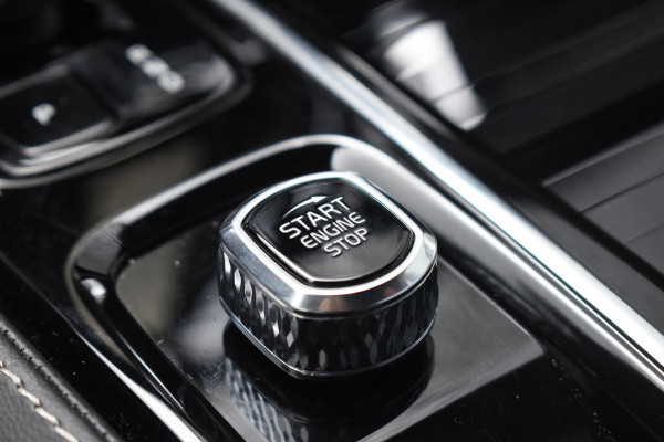 Volvo V60 T6 350PK Plug-in hybrid AWD Plus Dark / Adaptive Cruise Control / 360 Camera / Harman Kardon / Stoel- en stuurverwarming / Stoelverwarming achter /  Trekhaak / Elektrische stoelen met geheugen / Elektrische achterklep