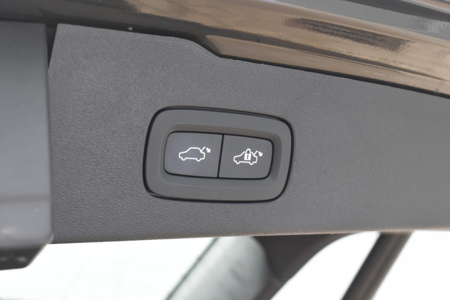 Volvo V60 T6 350PK Plug-in hybrid AWD Plus Dark / Adaptive Cruise Control / 360 Camera / Harman Kardon / Stoel- en stuurverwarming / Stoelverwarming achter /  Trekhaak / Elektrische stoelen met geheugen / Elektrische achterklep