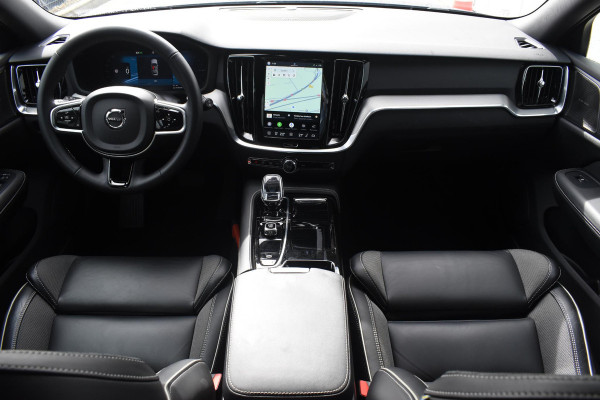 Volvo V60 T6 350PK Plug-in hybrid AWD Plus Dark / Adaptive Cruise Control / 360 Camera / Harman Kardon / Stoel- en stuurverwarming / Stoelverwarming achter /  Trekhaak / Elektrische stoelen met geheugen / Elektrische achterklep