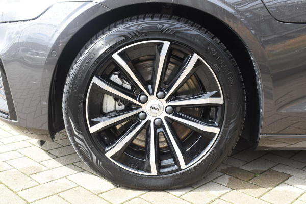 Volvo V60 T6 350PK Plug-in hybrid AWD Plus Dark / Adaptive Cruise Control / 360 Camera / Harman Kardon / Stoel- en stuurverwarming / Stoelverwarming achter /  Trekhaak / Elektrische stoelen met geheugen / Elektrische achterklep