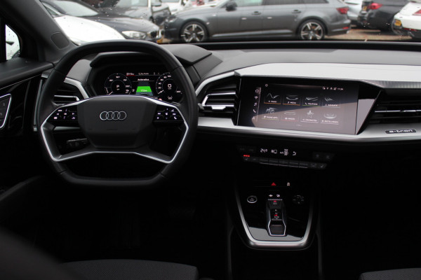 Audi Q4 e-tron 40 Advanced edition 77 kWh / SoH 92,1% / Trekhaak / Camera / Head-up / CarPlay / Matrix LED / 19'' / Warmtepomp / Dodehoek / DAB / ACC