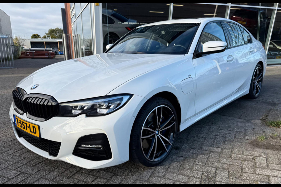 BMW 3-serie | Plug-in Hybrid | xDrive 4WD | Panoramadak | Head-up Display | Camera | Leder | Sportpakket