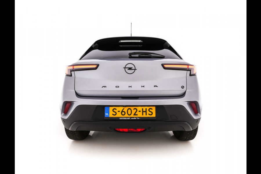 Opel Mokka Electric Level 4 50 kWh [3-Fase-11kW] {SoH-95%} (INCL.BTW) Aut. *HEATPUMP | LEATHER-FABRIC | DIGI-COCKPIT | FULL-LED | CAMERA | COMFORTSEATS | KEYLESS | DAB+ | ECC | CRUISE | 17''ALU*