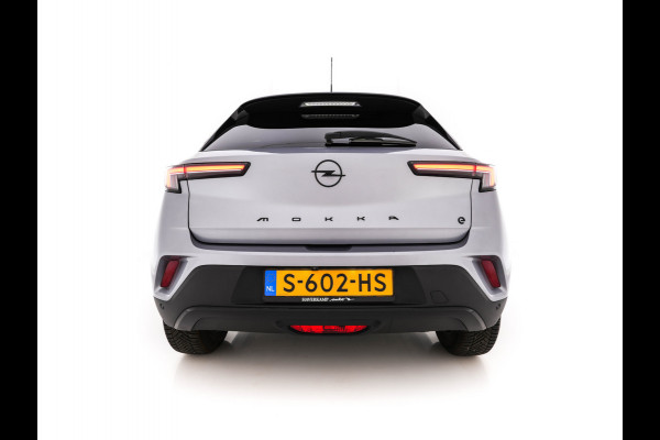 Opel Mokka Electric Level 4 50 kWh [3-Fase-11kW] {SoH-95%} (INCL.BTW) Aut. *HEATPUMP | LEATHER-FABRIC | DIGI-COCKPIT | FULL-LED | CAMERA | COMFORTSEATS | KEYLESS | DAB+ | ECC | CRUISE | 17''ALU*