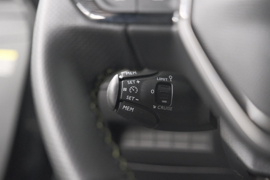 Peugeot 208 1.2 Hybrid 145 e-DCS6 GT | Alcantara Pakket | Camera | Apple Carplay | Stoelverwarming