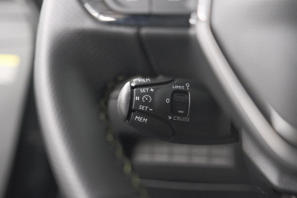 Peugeot 208 1.2 Hybrid 145 e-DCS6 GT | Alcantara Pakket | Camera | Apple Carplay | Stoelverwarming