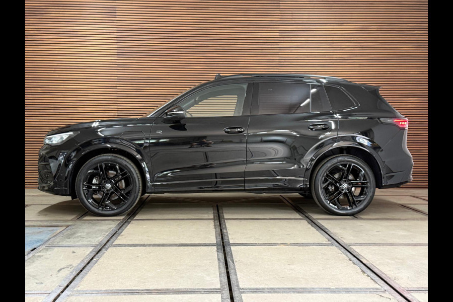 Volkswagen Tiguan 1.5 eHybrid R-Line Black Edition | 272PK | Garantie tot 2030 | H/K Sound | IQ.Light HD | Pano | Trekhaak | Leder