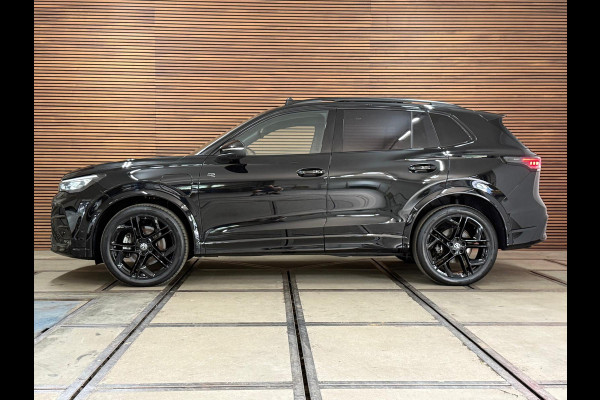 Volkswagen Tiguan 1.5 eHybrid R-Line Black Edition | 272PK | Garantie tot 2030 | H/K Sound | IQ.Light HD | Pano | Trekhaak | Leder