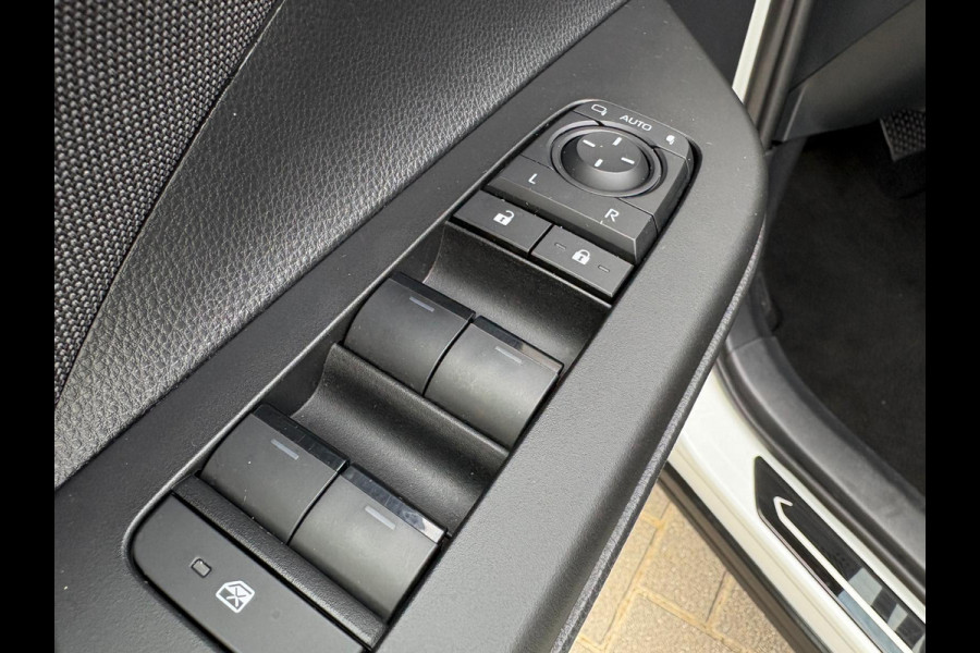 Toyota C-HR 1.8 Hybrid 140PK First Edition Bi-Tone/Winter-pack/Gr.-navigatie/Elektr.klep/Camera/Adapt.-cruise