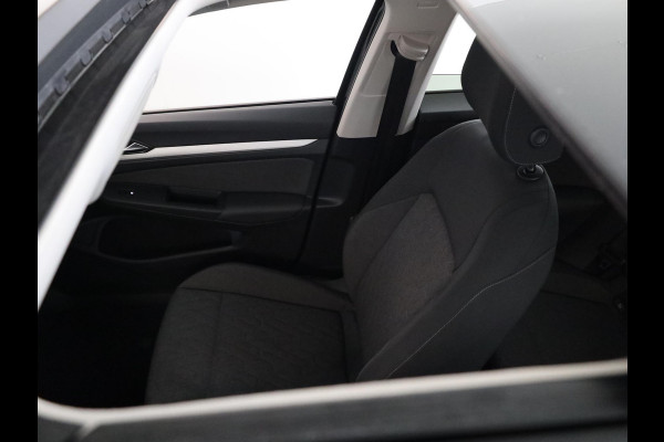 Volkswagen Golf 1.5 eHybrid Life Edition 204 pk Automaat (DSG) | Verlengde garantie | Navigatie via App | Panoramadak | Parkeersensoren (Park assist) | Achteruitrijcamera | Autom. airco (3 zones) |