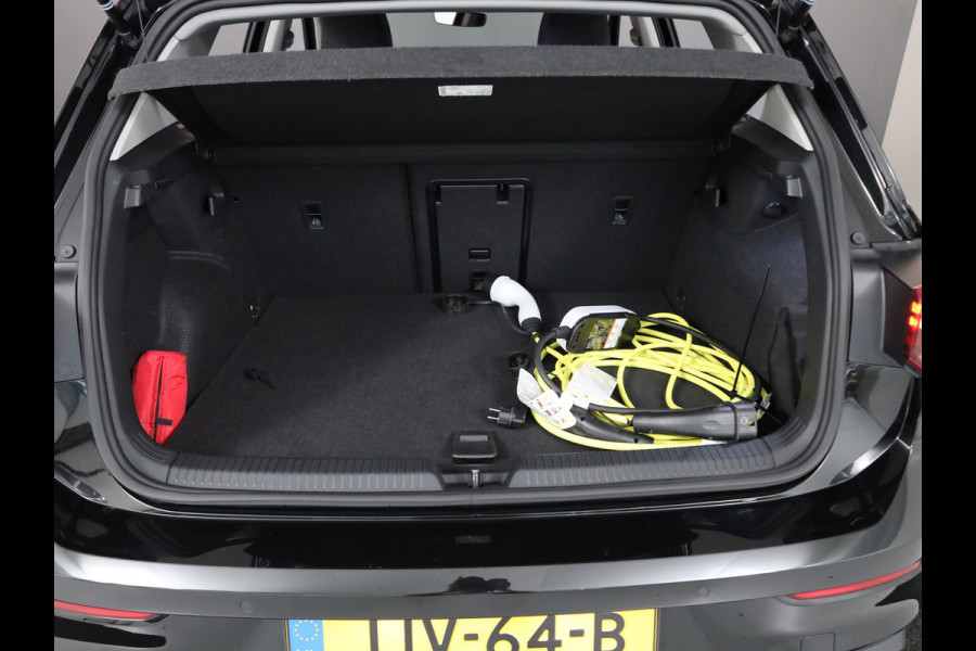 Volkswagen Golf 1.5 eHybrid Life Edition 204 pk Automaat (DSG) | Verlengde garantie | Navigatie via App | Panoramadak | Parkeersensoren (Park assist) | Achteruitrijcamera | Autom. airco (3 zones) |