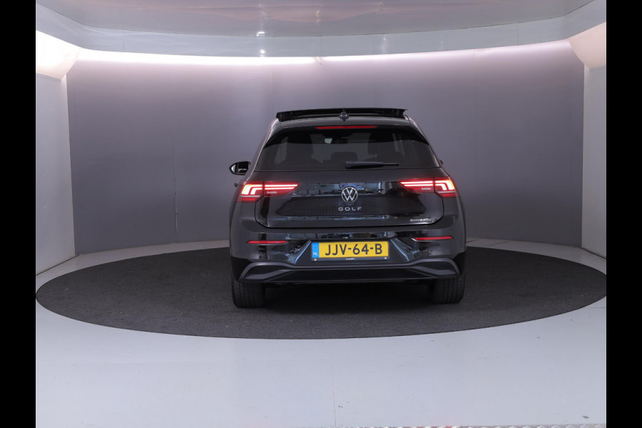 Volkswagen Golf 1.5 eHybrid Life Edition 204 pk Automaat (DSG) | Verlengde garantie | Navigatie via App | Panoramadak | Parkeersensoren (Park assist) | Achteruitrijcamera | Autom. airco (3 zones) |