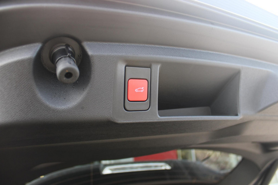 Peugeot 308 SW Peugeot 308 SW 1.2 Hybrid 145PK GT AUTOMAAT | PANORAMA SCHUIF/KANTEL DAK | AFNEEMBARE TREKHAAK | NAVIGATIE | SENSATION PACK: FOCAL HIFI SYSTEM (PREMIUM HIFI SYSTEEM MET 10 SPEAKERS)/DRAADLOZE TELEFOONLADER | 360° VISION & DRIVE ASSIST PLUS PACK: ACHTERUITRIJCAMERA 360° VISIOPARK 3 (4 CAMERA'S)/PARKEERHULP VOOR EN ACHTER/ANTI DIEFSTAL ALARM/PEUGEOT i-COCKPIT MET CONFIGUREERBAAR 3D-INSTRUMENTENPANEEL/CLEAN CABIN | | 18" LICHTMETALEN VELGEN "PORTLAND" | DRAADLOZE APPLE CARPLAY/ANDROID AUTO | KEYLESS ENTRY/START | SFEER VERLICHTING | ZWARTE HEMELBEKLEDING | FULL LED MAT