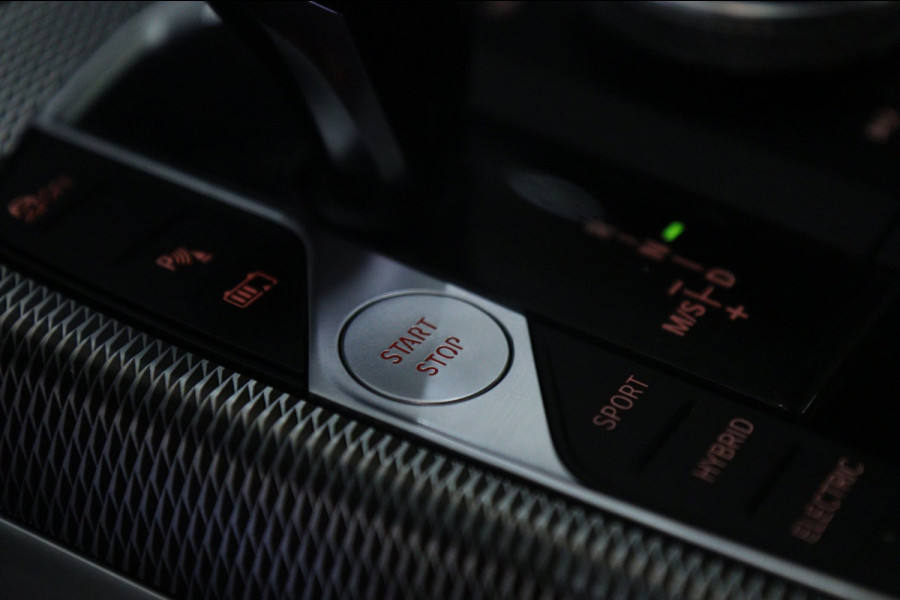 BMW 3-serie 330e High Executive M Sport /PANO/SFEER/CARPLAY/CAM/BOMVOL
