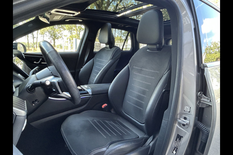 Mercedes-Benz GLC 300e AMG // Panoramadak // Trekhaak // Achterbank Verwarming // 360 Camera // Memory // Carplay // Night Pakket