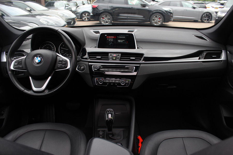 BMW X1 sDrive18i / Panoramadak / Leder / Parkeerhulp V+A / Navigatie / 17'' / Stoelverwarming / Cruise Control